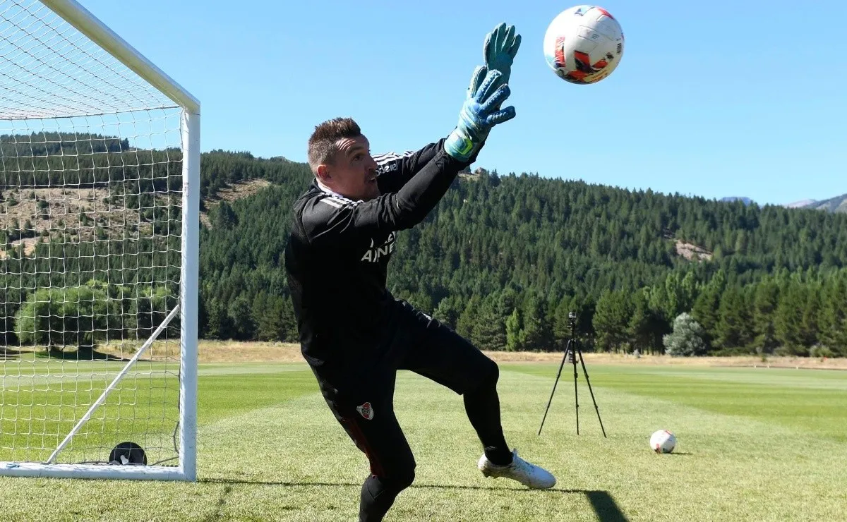 Franco Armani realiza la pretemporada en San Martín de los Andes.