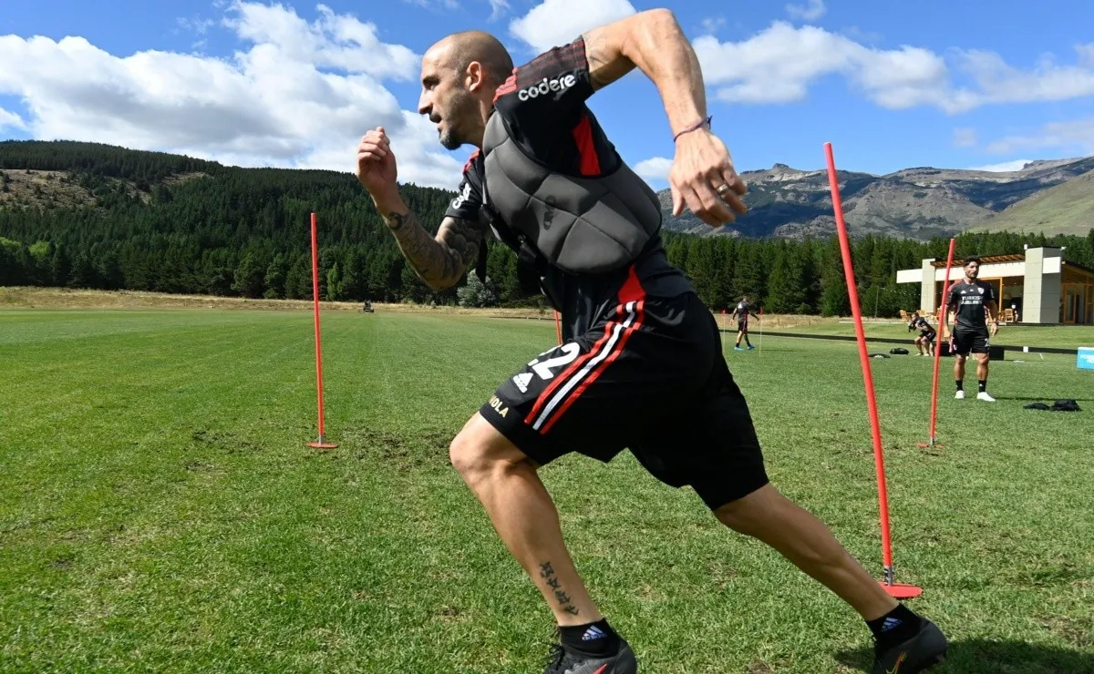 Javier Pinola realiza una nueva pretemporada con River.