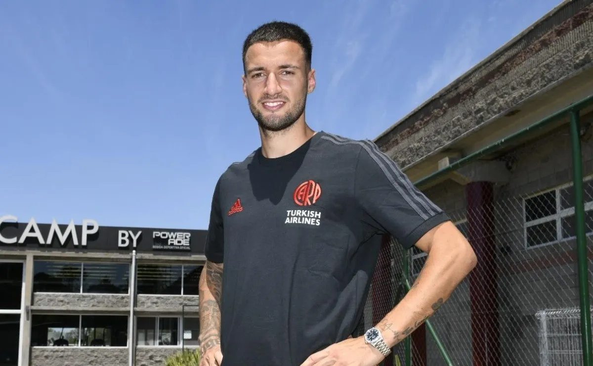 Emanuel Mammana tendrá su segundo ciclo con la banda roja.