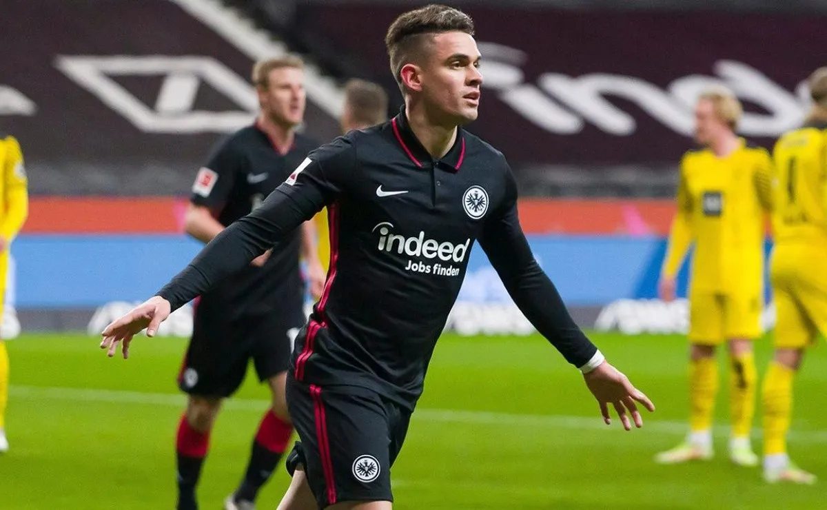 Rafael Santos Borré anotó los dos goles del Eintracht Frankfurt ante el Borussia Dortmund. El equipo de Rafa ganaba 2 a 0 y se lo dieron vuelta.