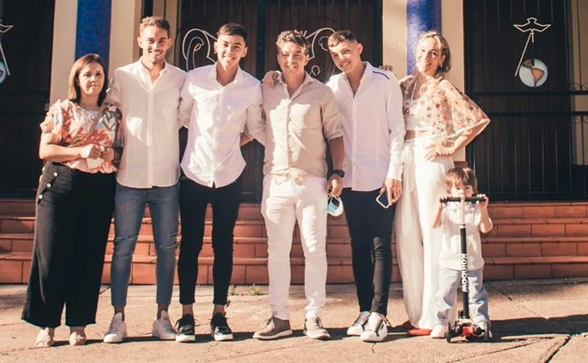 Marcelo Gallardo junto a su familia en el bautismo de su hijo Benjamín.