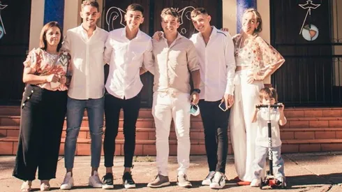 Marcelo Gallardo junto a su familia en el bautismo de su hijo Benjamín.