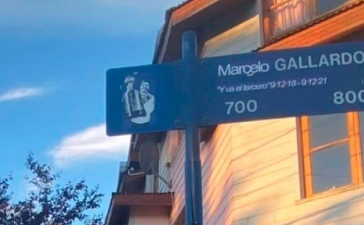 Un grupo de hinchas de River de Bariloche reemplazó el nombre de la Avenida Ángel Gallardo y puso el nombre del entrenador más ganador de la historia del club.