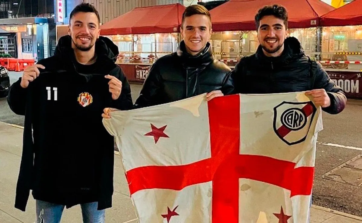Agustín Palavecino se encontró en Nueva York con un fanático de River que le escribió por redes sociales para sacarse una foto.