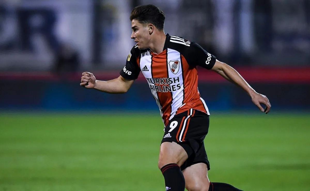 Julián Álvarez podría dejar River y pasar al Manchester United, su representante viajará a Inglaterra para negociar por él.