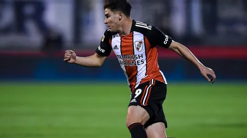 Julián Álvarez podría dejar River y pasar al Manchester United, su representante viajará a Inglaterra para negociar por él.