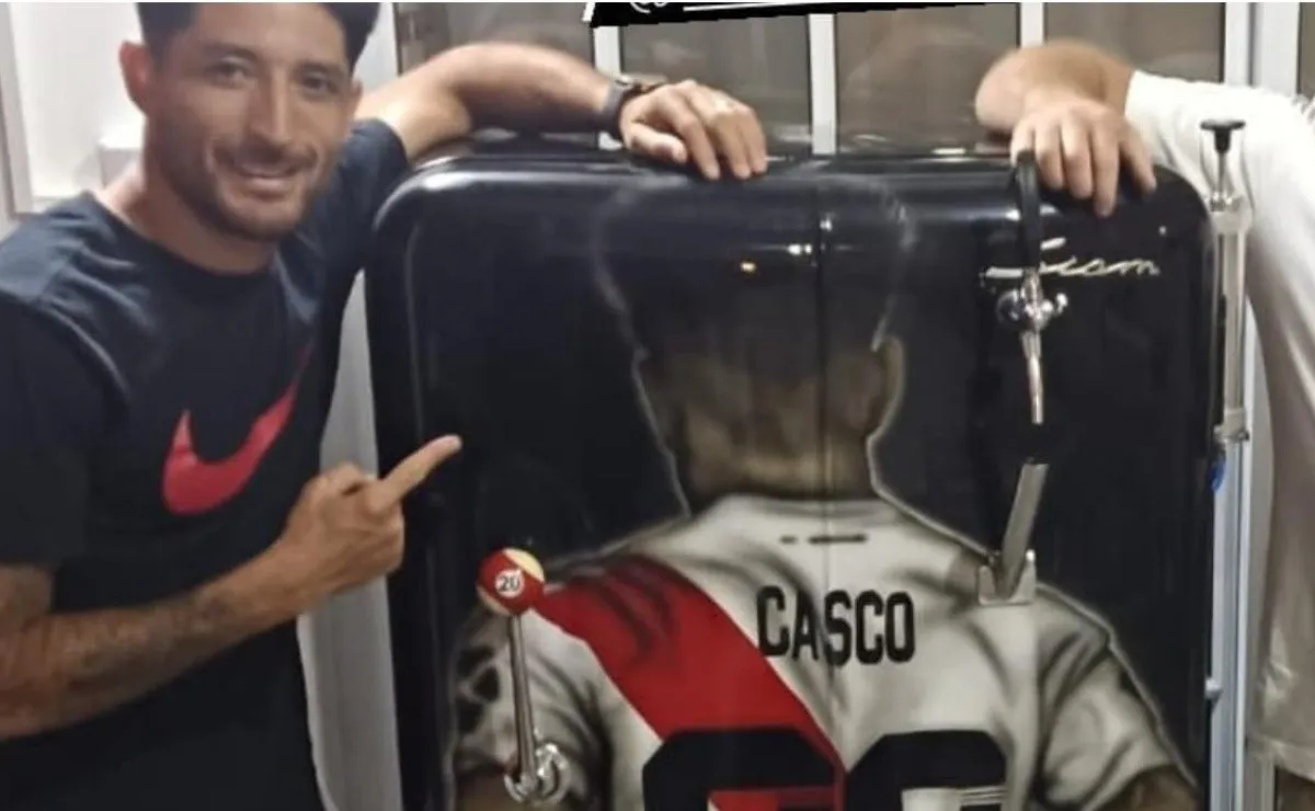 Milton Casco posó con el espectacular regalo que recibió en las últimas horas