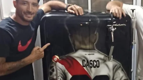 Milton Casco posó con el espectacular regalo que recibió en las últimas horas