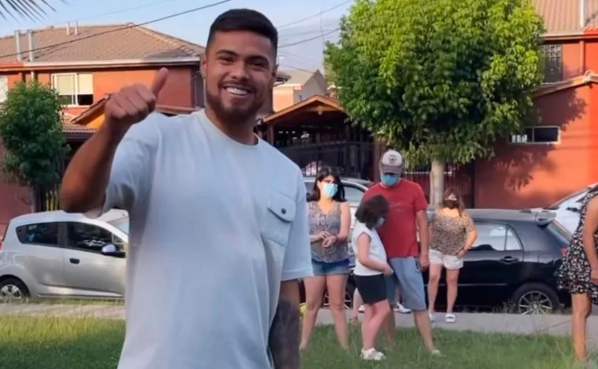 Paulo Díaz disfruta de sus vacaciones en Chile antes de reincorporarse a la pretemporada de River, en su país natal se vistió de Papá Noel y le dio regalos a los más chicos.