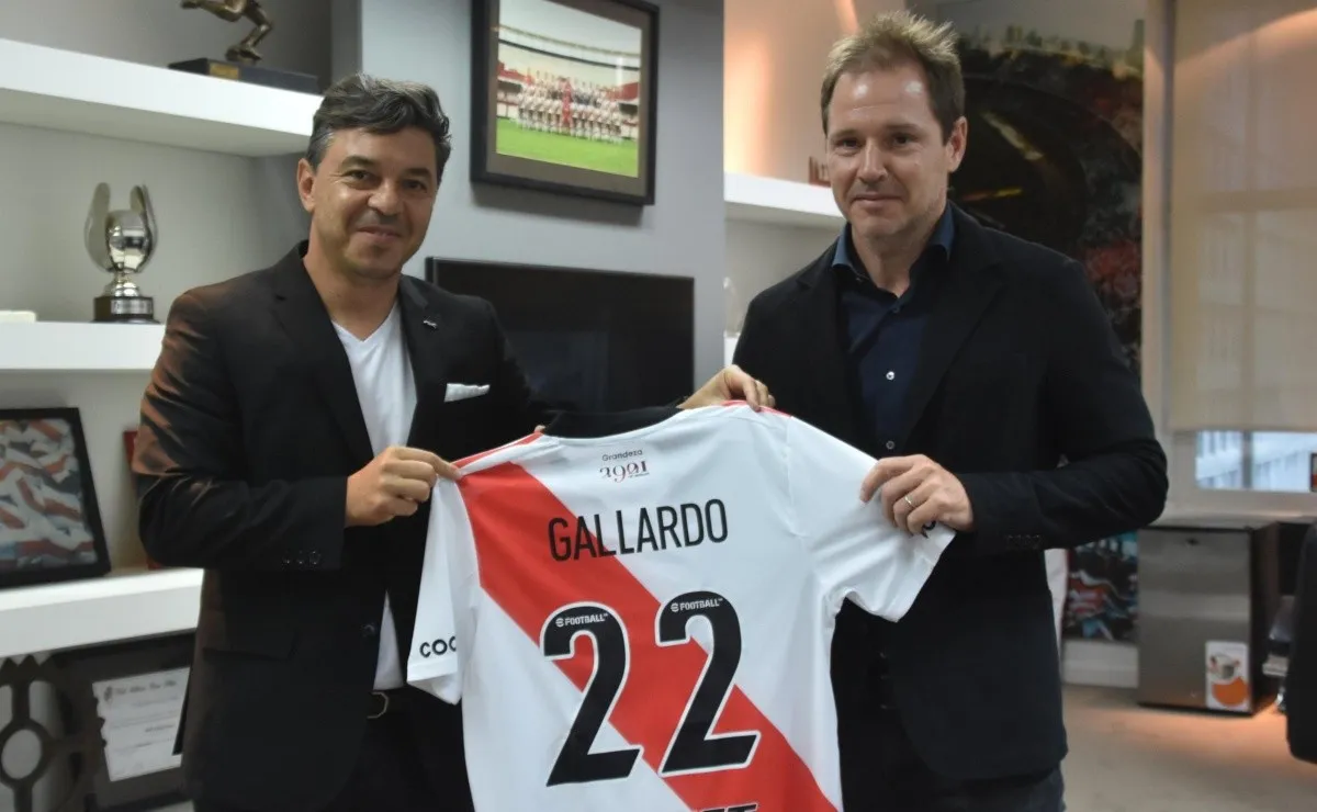 El Muñeco firmó y posó junto a una camiseta con su nombre y el 22 por el año que se viene.