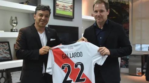 El Muñeco firmó y posó junto a una camiseta con su nombre y el 22 por el año que se viene.