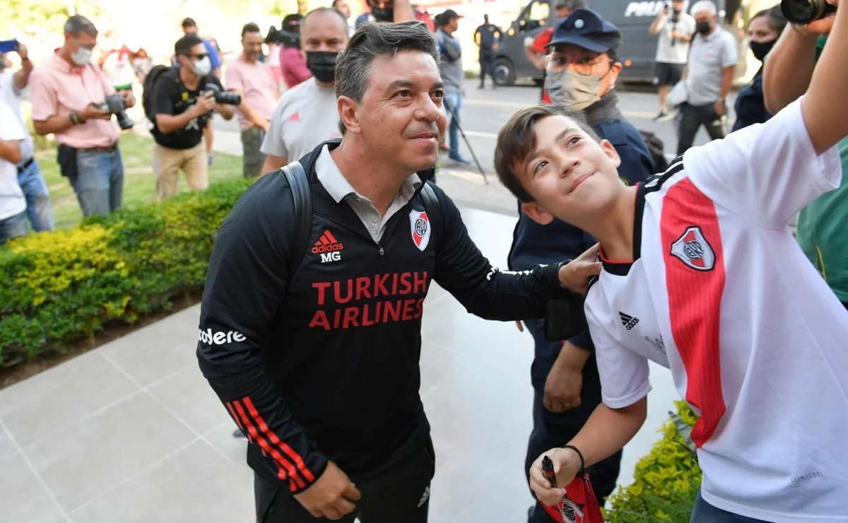 Los hinchas de River en la puerta del hotel donde se alojará el plantel en Santiago del Estero en la previa de la final contra Colón el por Trofeo de Campeones.