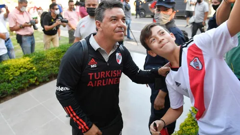 Los hinchas de River en la puerta del hotel donde se alojará el plantel en Santiago del Estero en la previa de la final contra Colón el por Trofeo de Campeones.
