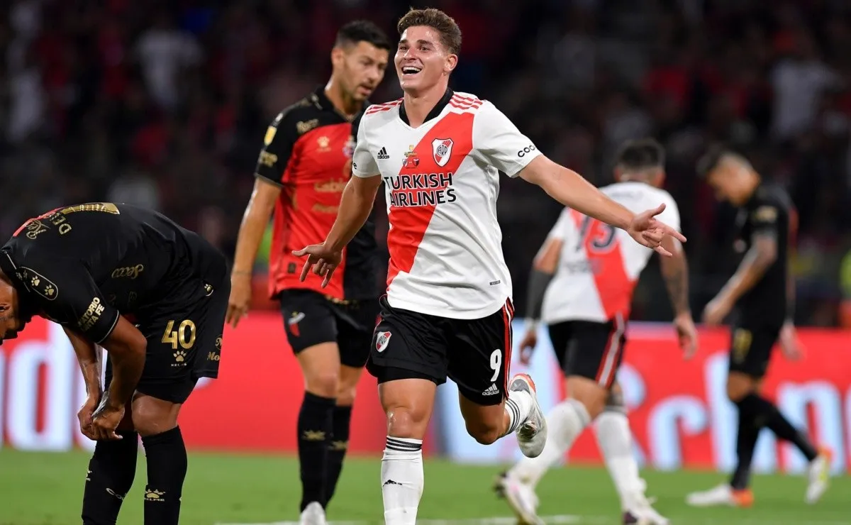 Julián Álvarez volvió loca a la defensa de Colón en el Trofeo de Campeones.