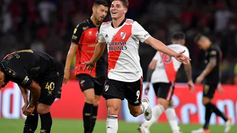 Julián Álvarez volvió loca a la defensa de Colón en el Trofeo de Campeones.