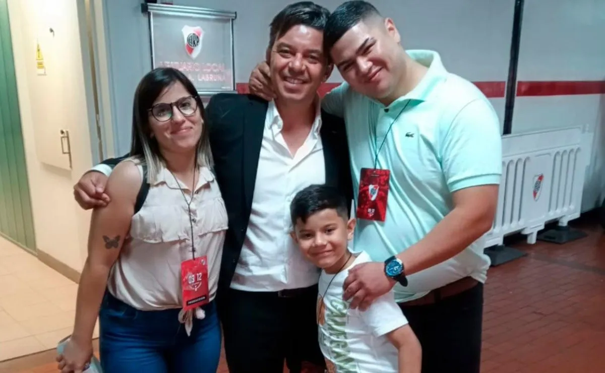 Marcelo Gallardo junto a Brian Velázquez y su familia en el Monumental luego de la fiesta por el tercer aniversario de la Copa Eterna.