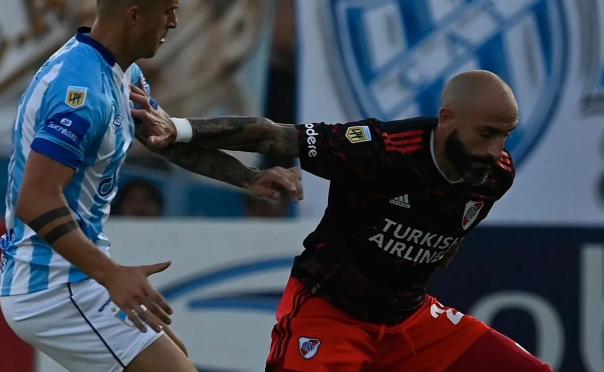 Javier Pinola no pudo terminar el partido contra Atlético Tucumán.