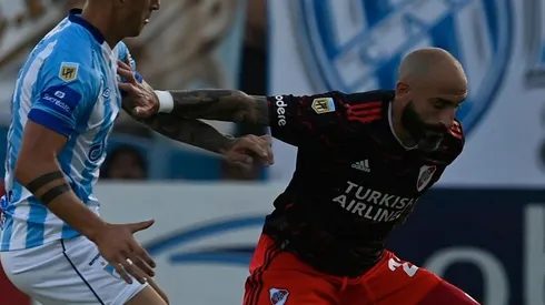 Javier Pinola no pudo terminar el partido contra Atlético Tucumán.