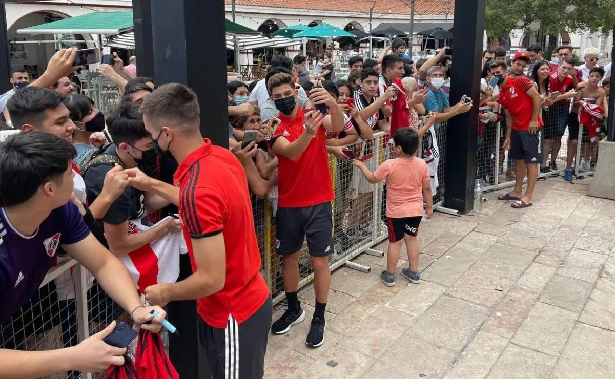 Una multitud recibió al plantel Millonario en Tucumán.
