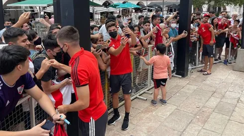 Una multitud recibió al plantel Millonario en Tucumán.