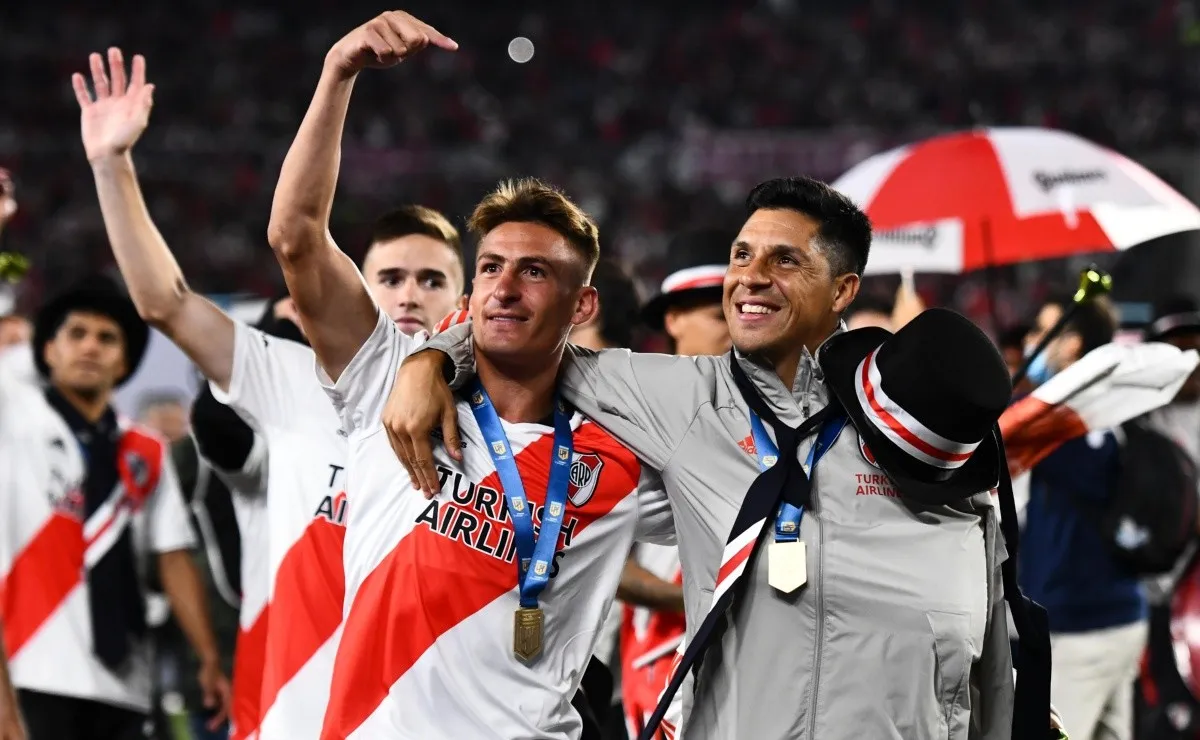 Braian Romero celebra la conquista de la Liga Profesional junto a Enzo Pérez, ambos estarán ausentes el próximo 18 de diciembre ante Colón.