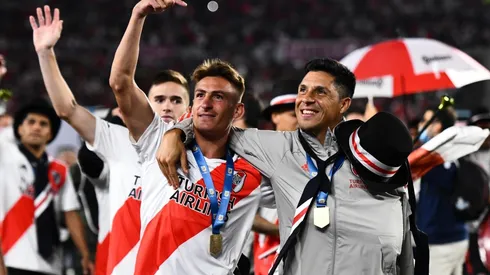 Braian Romero celebra la conquista de la Liga Profesional junto a Enzo Pérez, ambos estarán ausentes el próximo 18 de diciembre ante Colón.