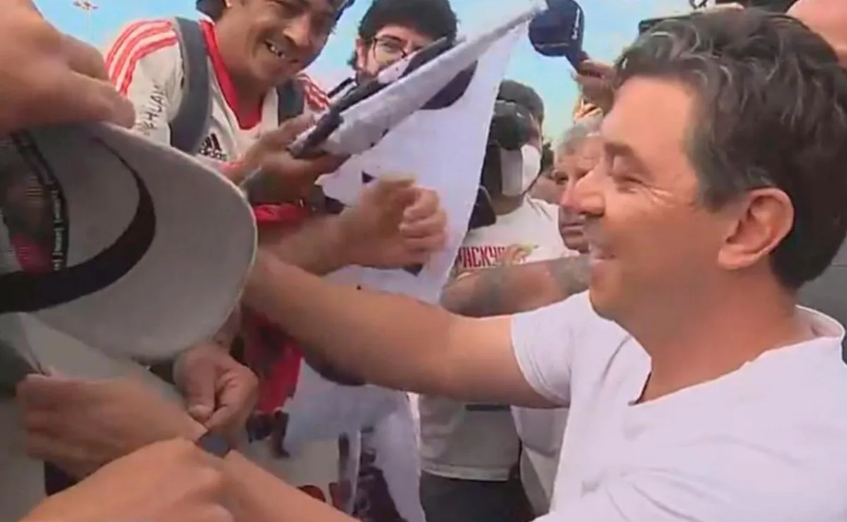 Marcelo Gallardo saludó a los hinchas que se acercaron al River Camp.