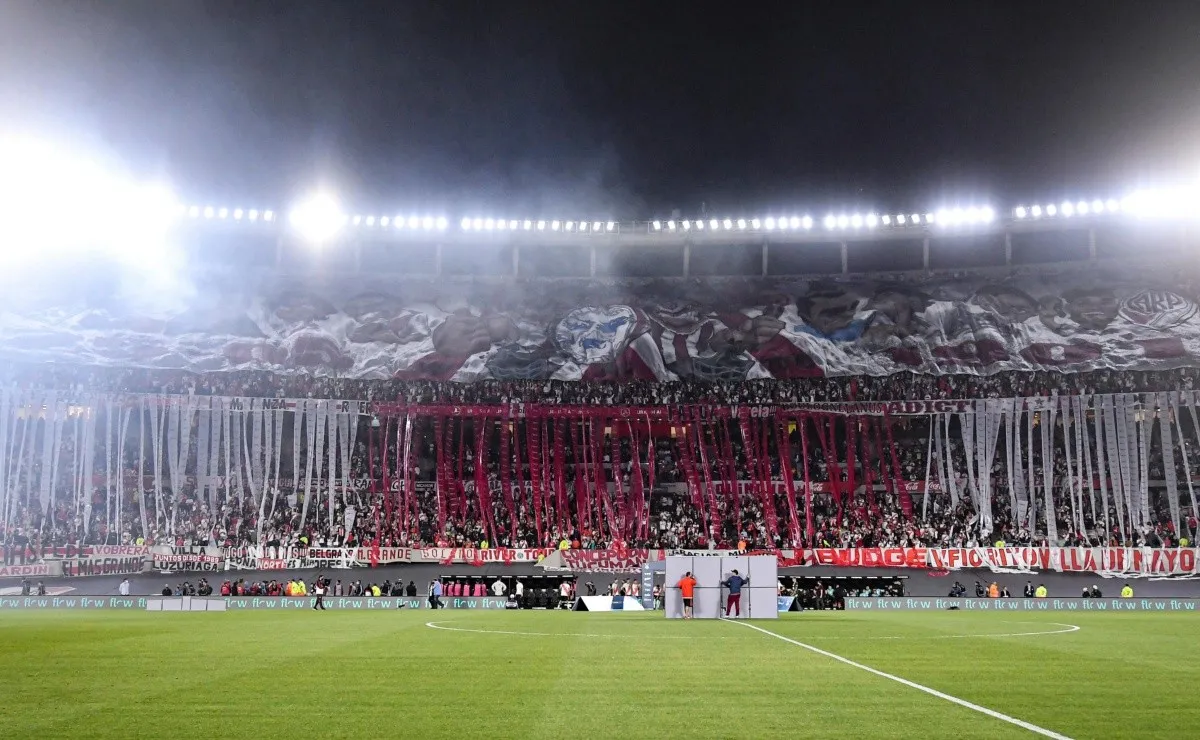 El nuevo telón dijo presente anoche en el Monumental.