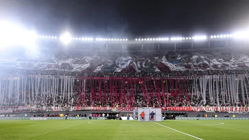 El nuevo telón dijo presente anoche en el Monumental.