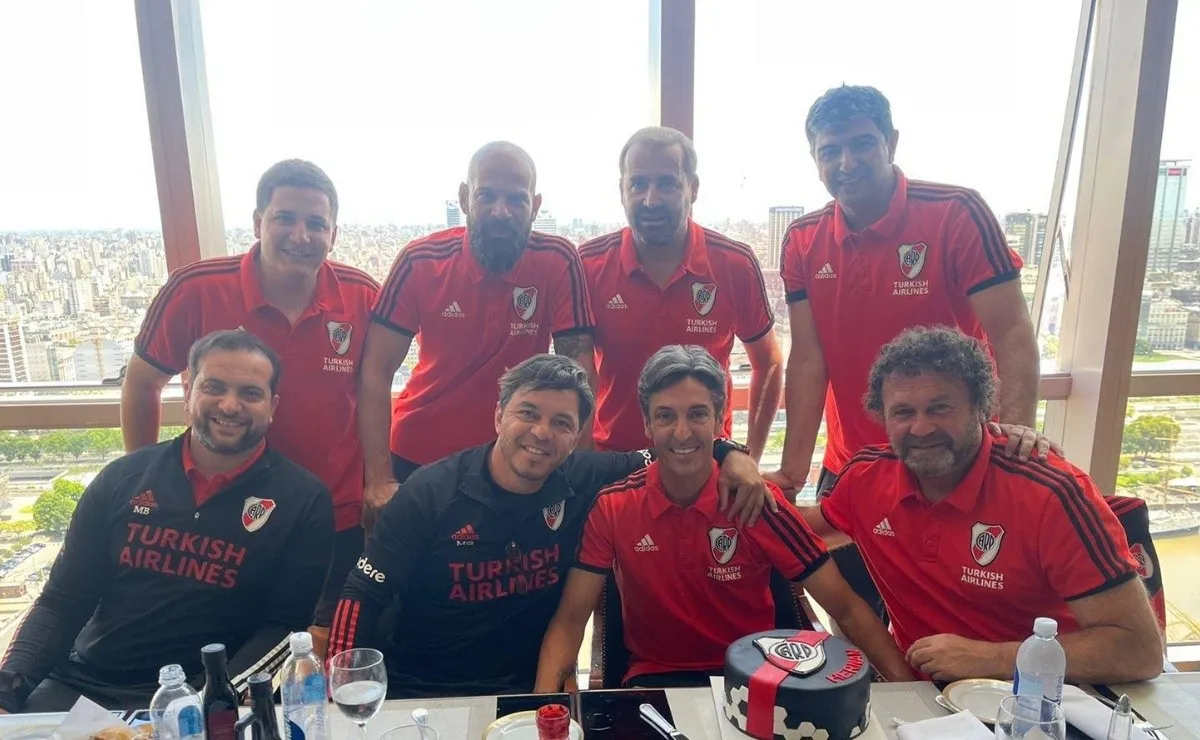El cuerpo técnico de River celebró el cumpleaños de Hernán Buján.