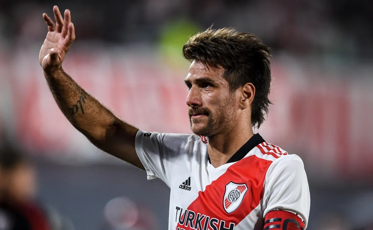 Leonardo Ponzio fue ovacionado por todo el Monumental en el minuto 23, el León juega su último partido como profesional en Núñez.