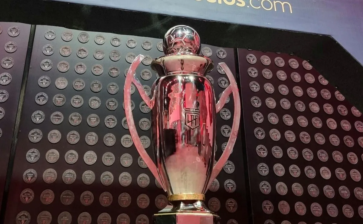 El trofeo de la Liga Profesional luce radiante en el Museo.