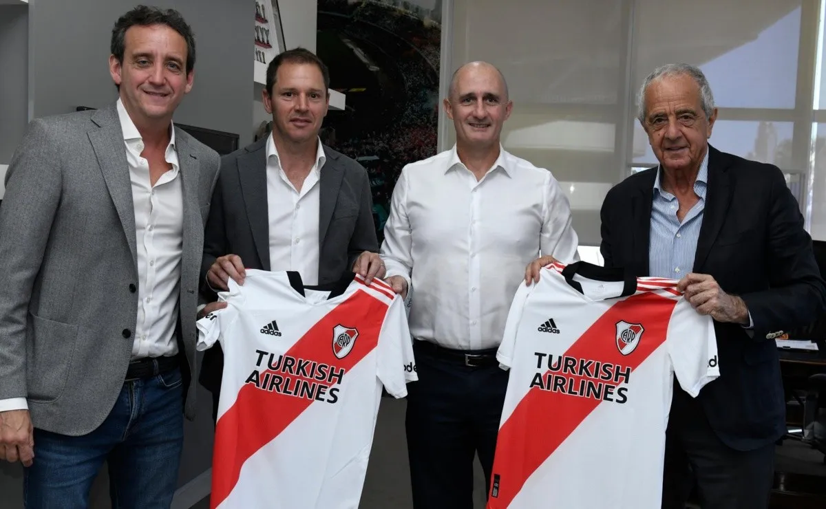 Este sábado se celebró la firma del nuevo contrato con Adidas.
