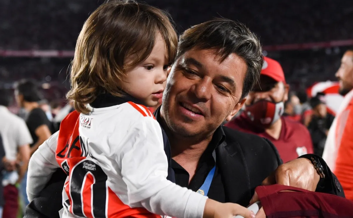 Marcelo Gallardo celebra la conquista de River con su hijo de dos años, Benjamín.