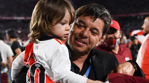 Marcelo Gallardo celebra la conquista de River con su hijo de dos años, Benjamín.