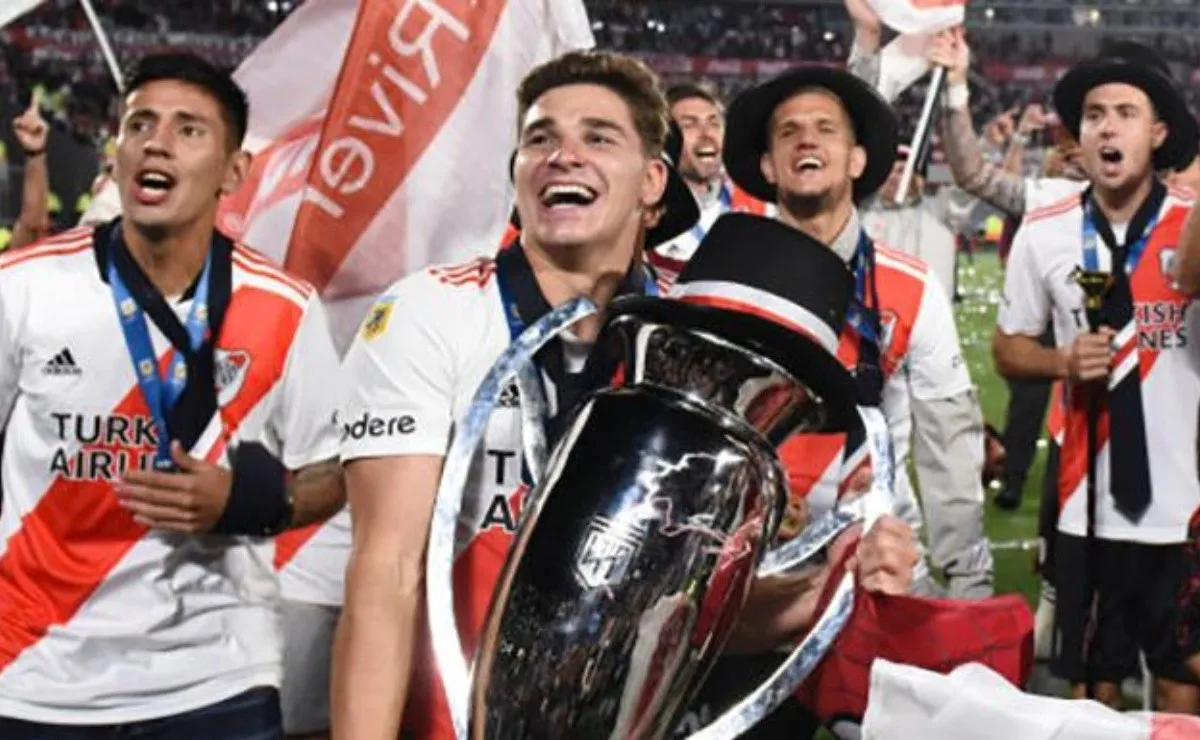 La Araña y el Turco festejan con la copa en brazos.