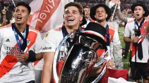 La Araña y el Turco festejan con la copa en brazos.