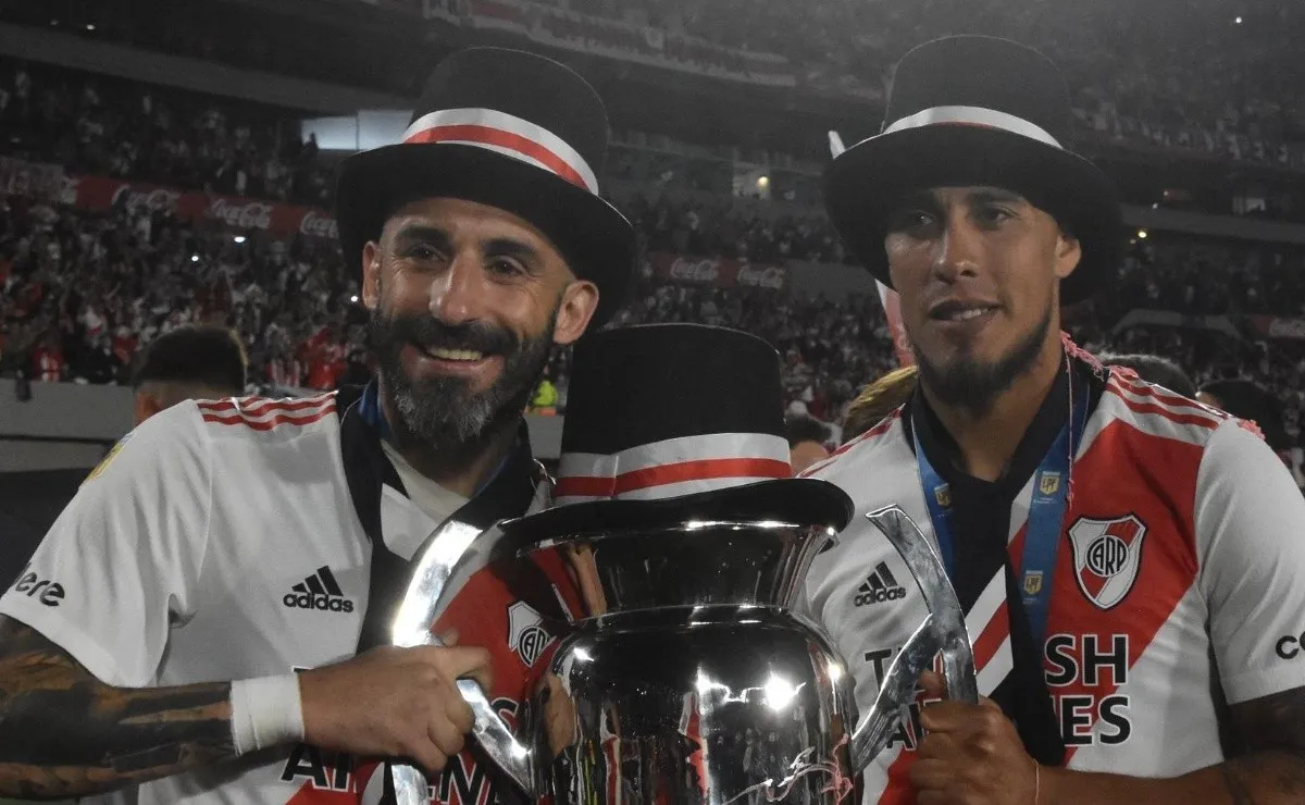Los dos caudillos del fondo levantando la copa.