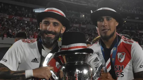 Los dos caudillos del fondo levantando la copa.