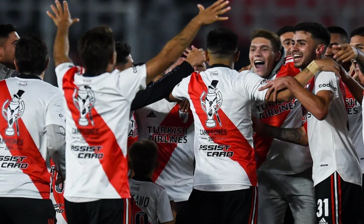 El Millonario y una estupenda camiseta para el festejo.