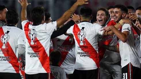 El Millonario y una estupenda camiseta para el festejo.