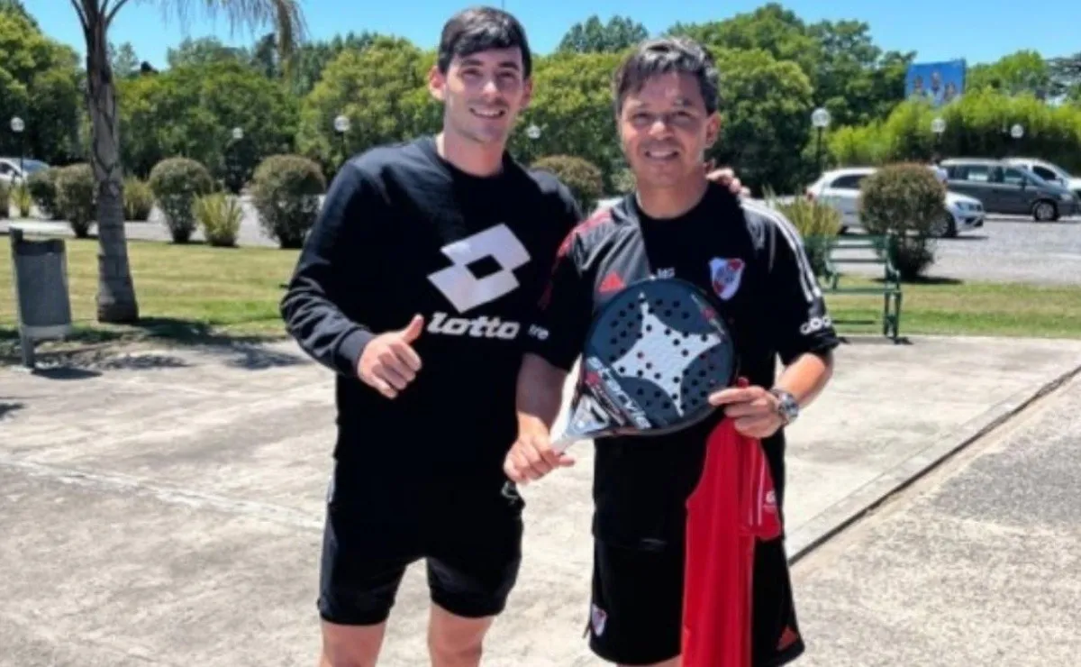 El momento en el que Marcelo Gallardo recibió la paleta de regalo.