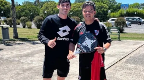 El momento en el que Marcelo Gallardo recibió la paleta de regalo.