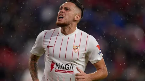 Lucas Ocampos convirtió el primer gol del Sevilla ante el Alavés luego de una asistencia de Gonzalo Montiel.