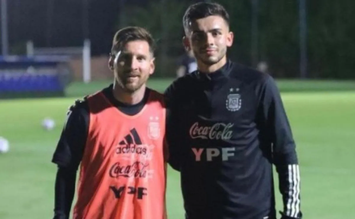 Simón se fotografió con Messi en la Selección Argentina