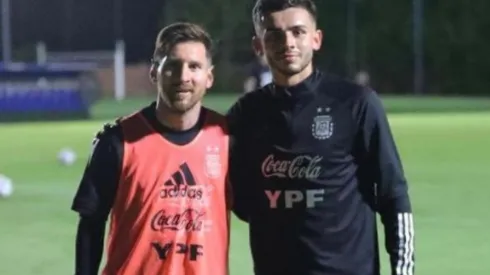 Simón se fotografió con Messi en la Selección Argentina