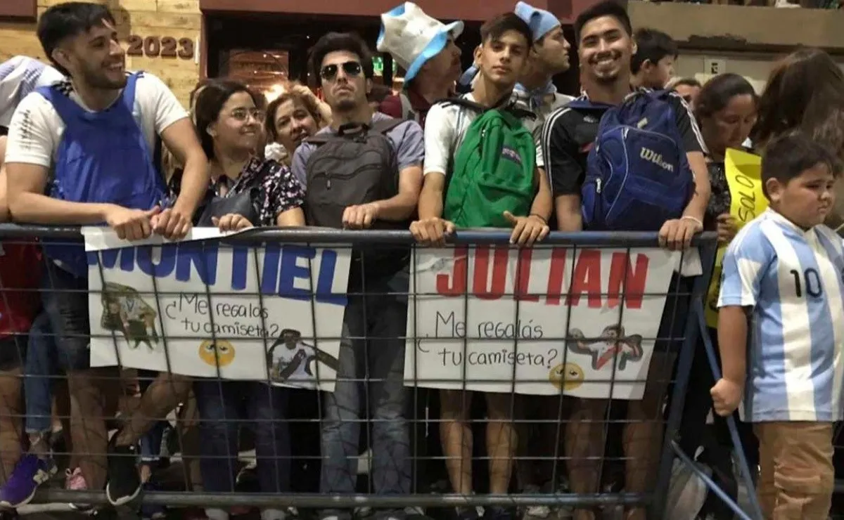 En el gran recibimiento a la Selección Argentina en San Juan, hubo un mensaje especial para Montiel y Álvarez, dos jugadores muy queridos por los hinchas de River.