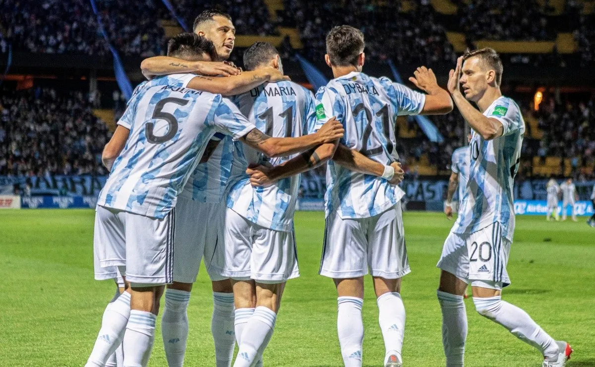 Guido Rodríguez y Exequiel Palacios, ex volantes de River, jugaron en el triunfo de Argentina por 1 a 0 ante Uruguay en Montevideo.