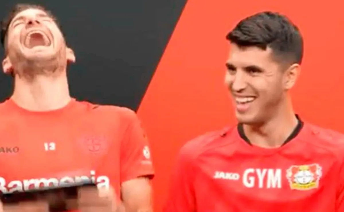Lucas Alario y Exequiel Palacios se tentaron al intentar enseñarle a los hinchas del Bayer Leverkusen algunas expresiones en español.