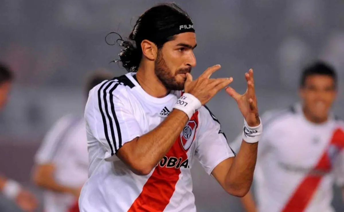 Sebastián Abreu habló maravillas de Julián Álvarez y destacó la voracidad que tiene a la hora de entrenar y de jugar, además lo comparó con Suárez y Cavani.